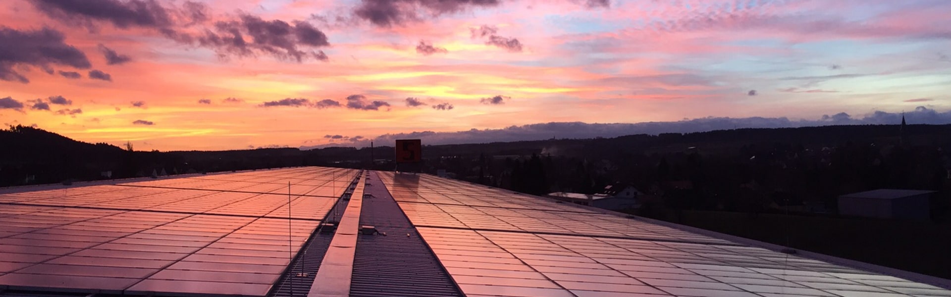Bild einer Enbekon PV-Anlage im Abendrot zum Artikel: Photovoltaik als Kapitalanlage